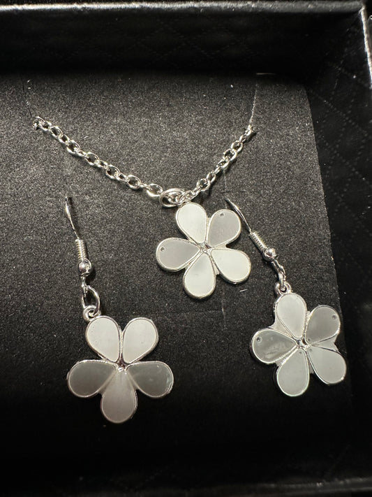 Flower necklace and earring set