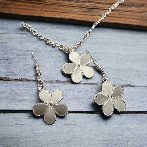 Flower necklace and earring set